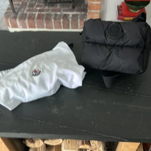 Moncler  - Säljer min moncler väska för att jag använder den inte längre. Jag har använt den Max 20 gånger så den är i väldigt bra skick 