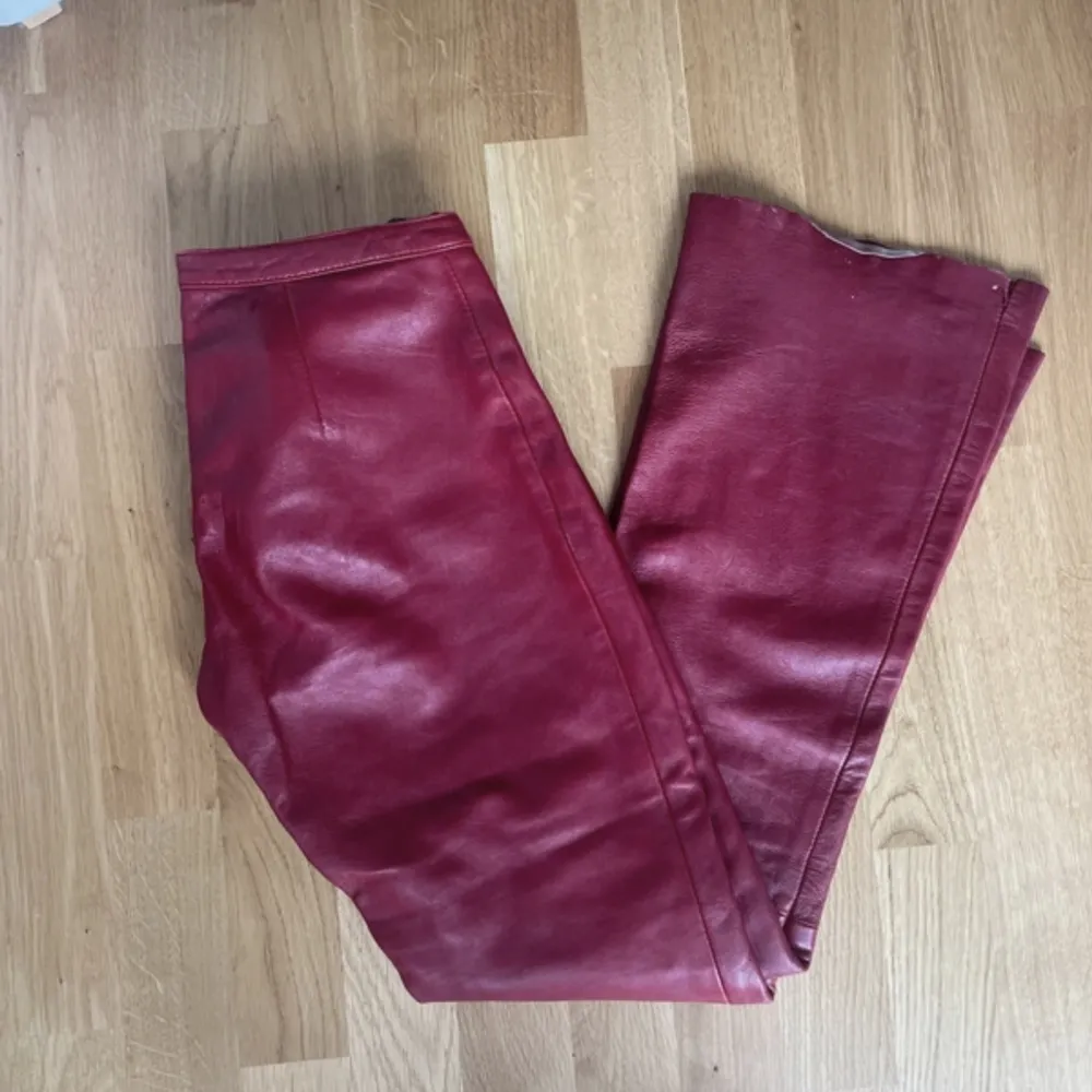 Jätte snygga lågmidjade röda/mörkröda skinnbyxor! Bootcut💕. Jeans & Byxor.