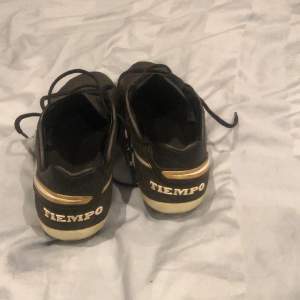 Nike tiempos, bra skick, inga större skador, nästan aldrig använda. 300kr