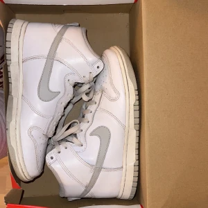 Super snygga Nike dunks  - Snygga Nike dunks, jätte fina och passar bra till allt! Använt ett par gånger 