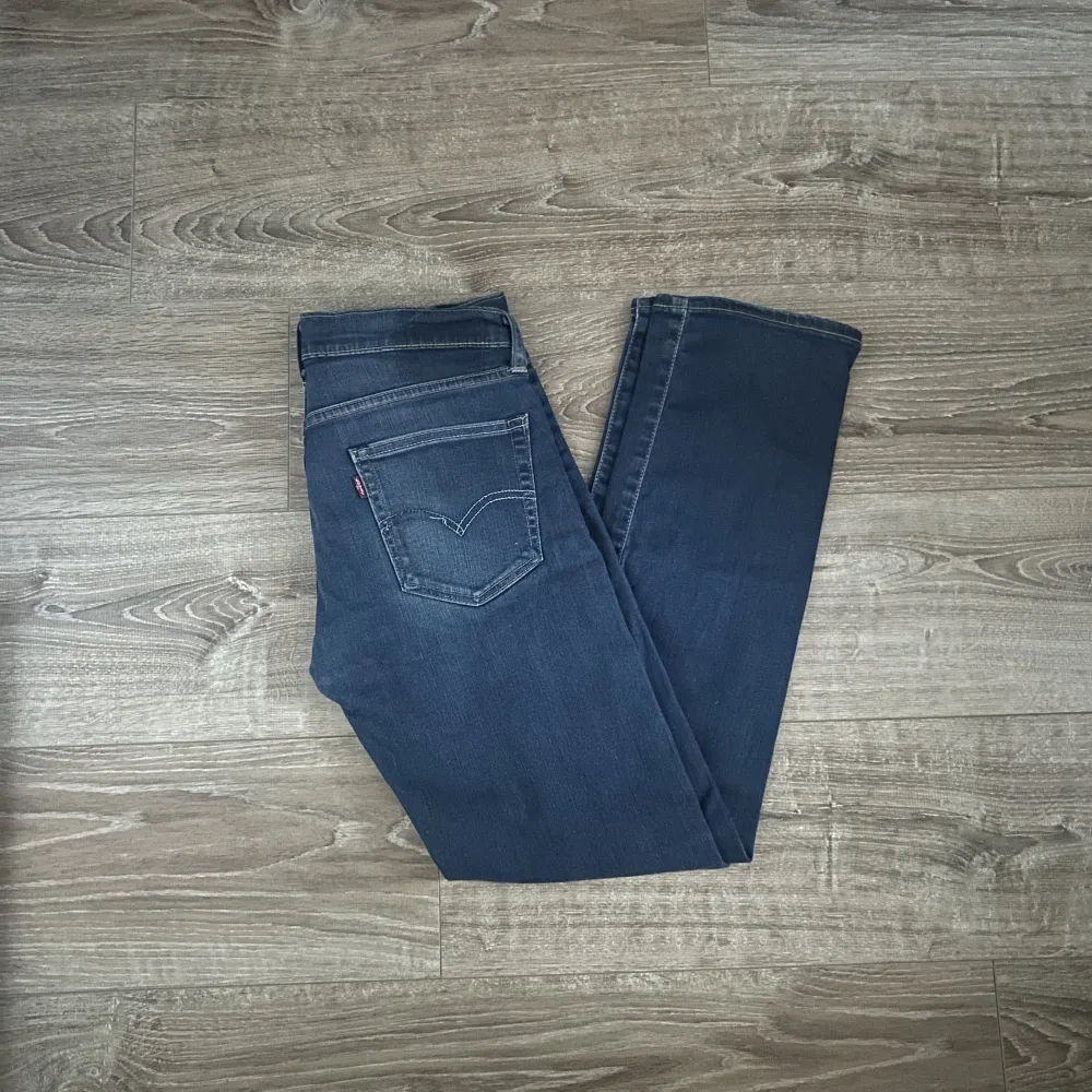 Ett par jeans i bra skick förutom att lappen ramlat av i bak. Dem har dessutom en extremt snygg tvätt. Nypriset på dessa jeans ligger på runt 1000kr, hör av er vid intresse eller vid minsta lilla fråga!. Jeans & Byxor.