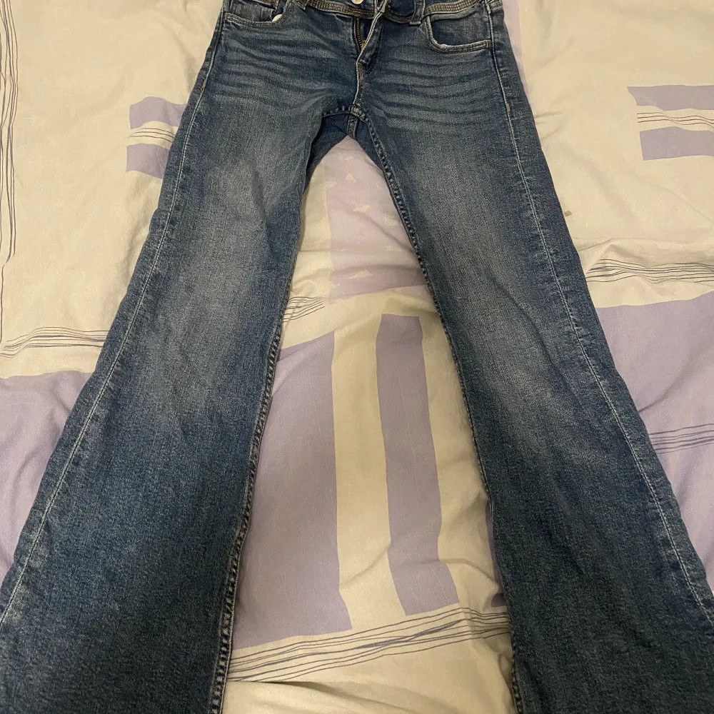 Oandvända jeans som är superfina men som jag inte andvänder det finns inga defekter på dem,frakten kostar 25. Jeans & Byxor.
