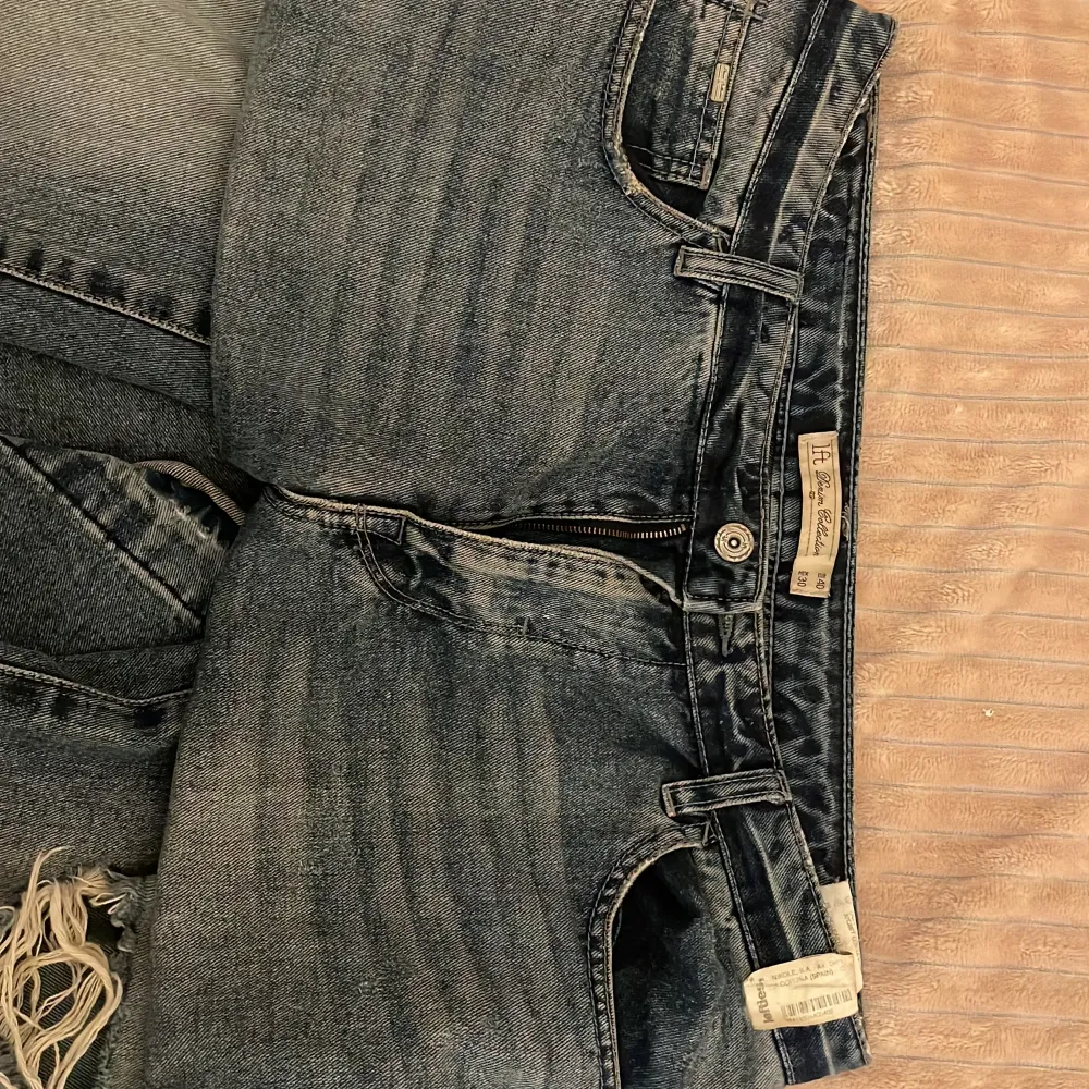 Par vintage low waist baggy jeans. Storleken är 40 men passar även 38 om man vill att den ska vara lite mer low waisted. . Jeans & Byxor.