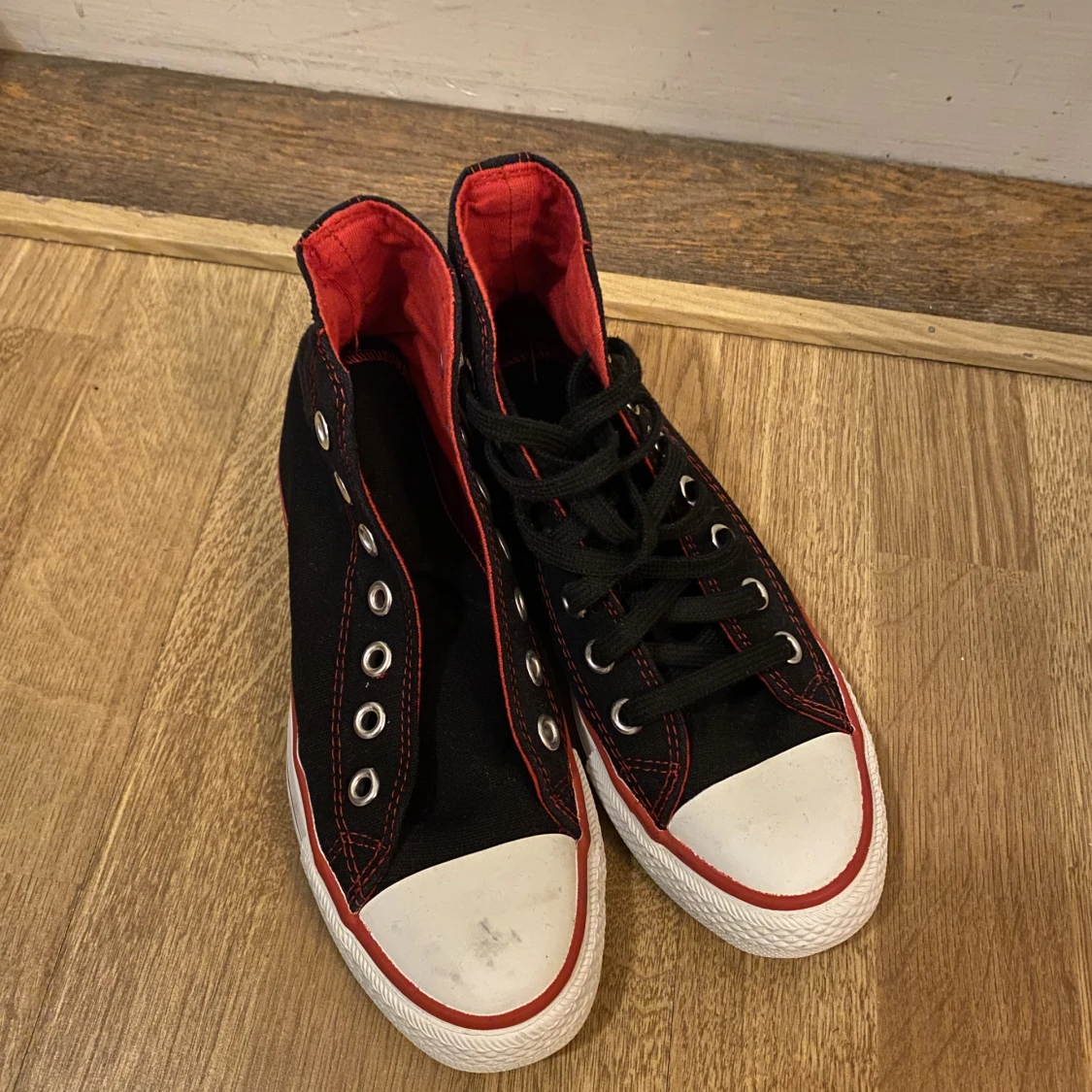 Rödsvarta Converse  - 90