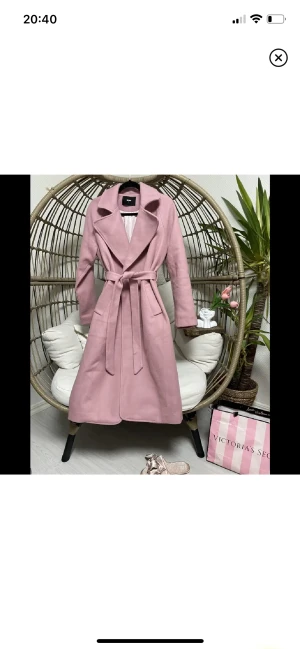 Kappa - BikBok - Rosa kappa från BikBok i storlek M. Endast använd 2-3 ganger. Som ny, inga deffekter. Jag är 160, och den kommer ungefär 10 cm under mina knän. Köpt för 699kr, säljer för 350kr. Priset kan alltid diskuteras☺️