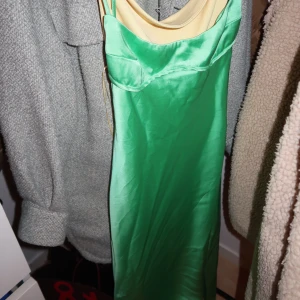 Klänning - Zara klänning, lång.  Skitsnygg! Använd en gång på ett bröllop. Strl S