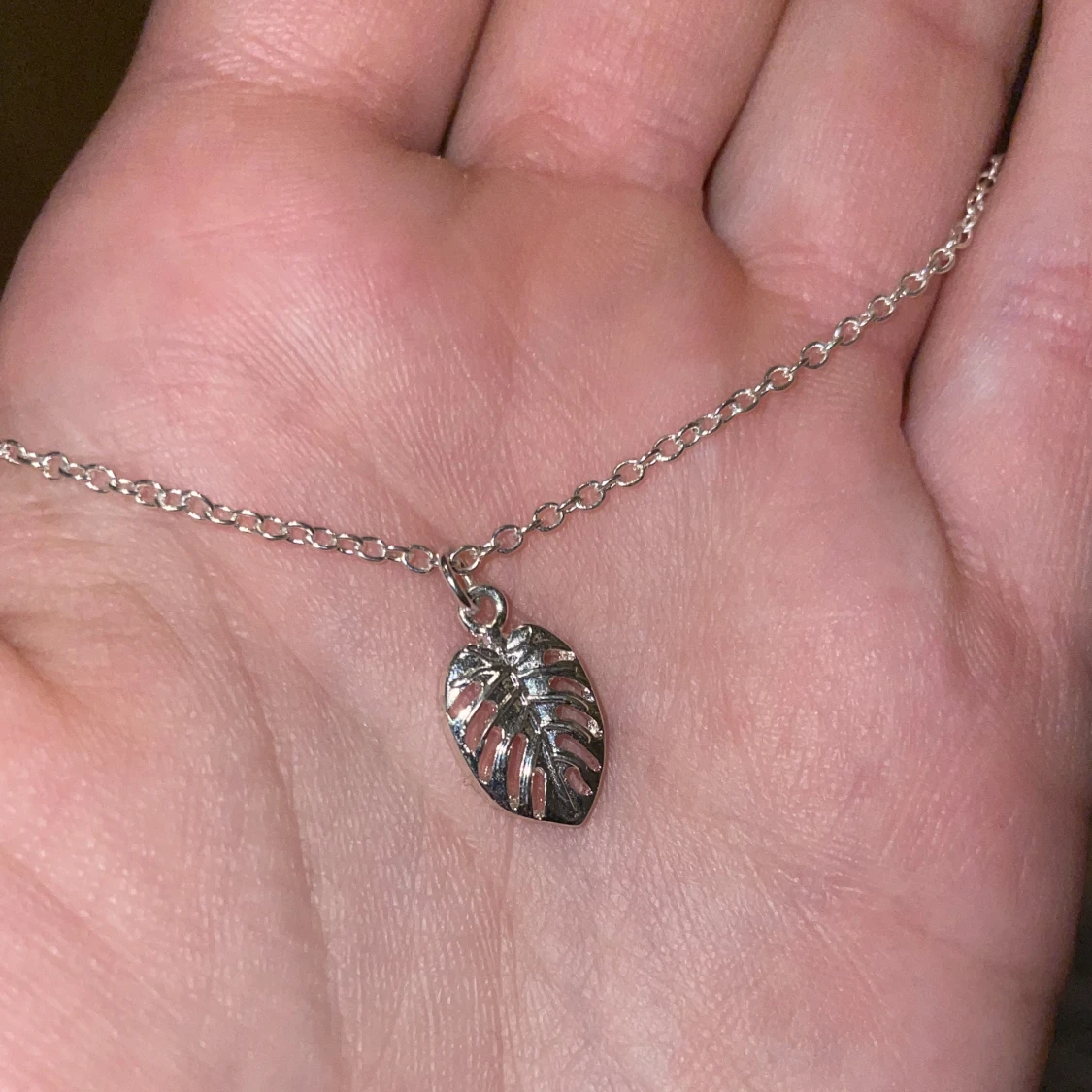 Dubbelhalsband med löv