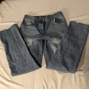 Raka jeans från NA-KD  Midja 35 och innerben 71