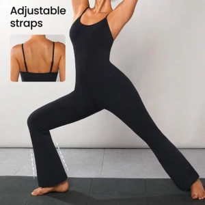 Jumpsuit svart  - Säljer min svarta jumpsuit från glowmode SHEIN. Använd en gång. Säljer pågrund av att den är för liten för mig, då jag tog en mindre storlek än vad jag bruka ha. Skit snygg på och formar kroppen något sinnessjukt snyggt. Inte genomskinlig alls. 