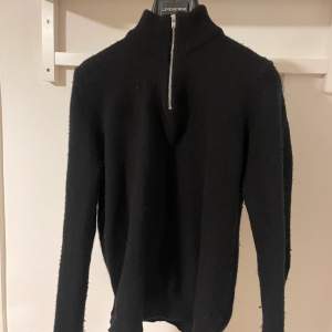 Asos Half zip tröja, storlek S och modellen på bilden är för 175 cm. Sitter slim på kroppen. Nypris 329 kronor. Vårt pris 119 kronor 