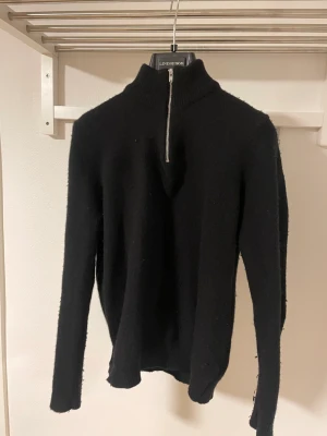 Asos Half zip - Asos Half zip tröja, storlek S och modellen på bilden är för 175 cm. Sitter slim på kroppen. Nypris 329 kronor. Vårt pris 119 kronor 