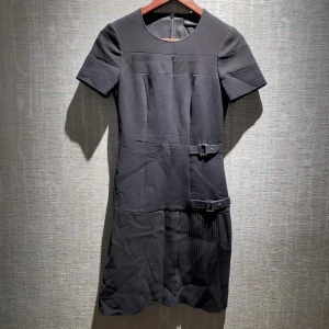 Klänning | Karen Millen - En cool, stilren svart klänning från Karen Millen i storlek XS.  Pris kan diskuteras.