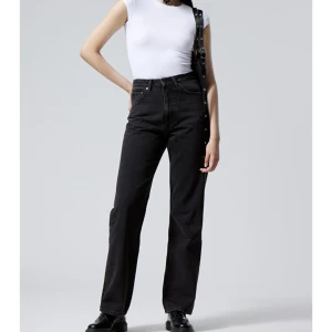 Weekday jeans - Svarta/mörkgråa straight jeans från weekday (rowe extra high straight jeans - echo black) i perfekt skick, sparsamt använda, inga defekter eller noppringar!! 💕💕 Nypris: 590kr.