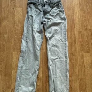 Jeans - Gråa raka jeans storlek 32 priset kan diskuteras 