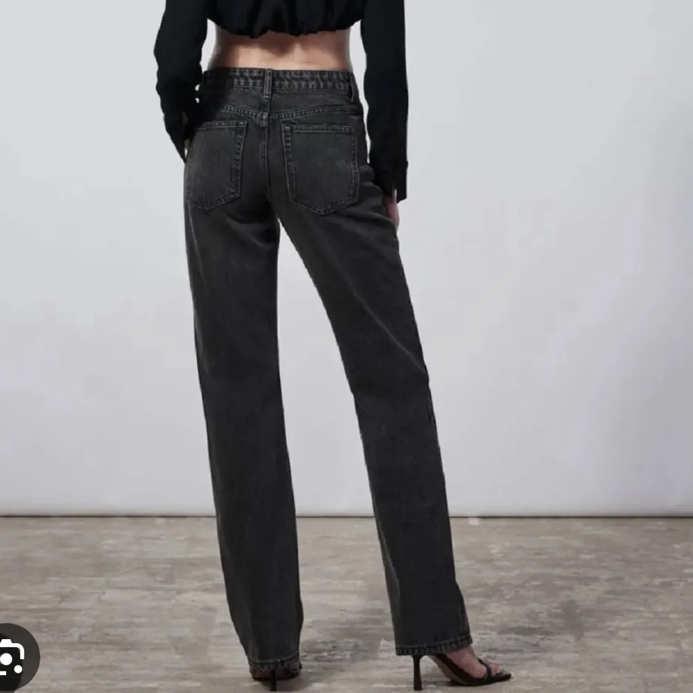Säljer dessa svarta jeansen från zara då dom inte längre kommer till användning😻använda ett par gånger bara så de är i ett bra skick, storlek 34/S💕. Jeans & Byxor.