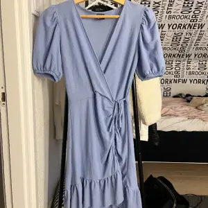 Säljer denna jätte fina blåa klänningen som är ifrån Gina Tricot. Knappt använd