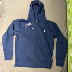 Polo kofta - Hej! Fick den i present men den var inte i min storlek så säljs nu. Storlek S men passar M Helt ny skick. Möts upp! Pris kan diskuteras!!