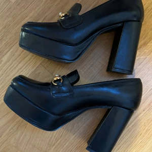 Högklackade skor - Högklackade skor, 10 cm klack från märket Raid. Bara använd några gånger, normal i storleken (37EU)