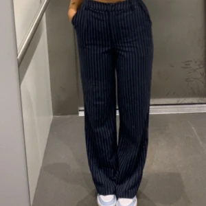 Randiga kostymbyxor  - Använda fåtal gånger, jättesnygga till vardags och fest!!