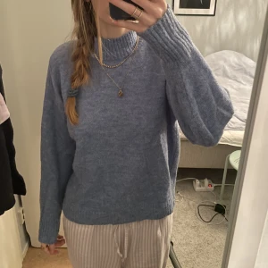 Stickad tröja - Från ichi, lite sticksig men funkar bra med en tshirt under💕 Använd gärna köp nu