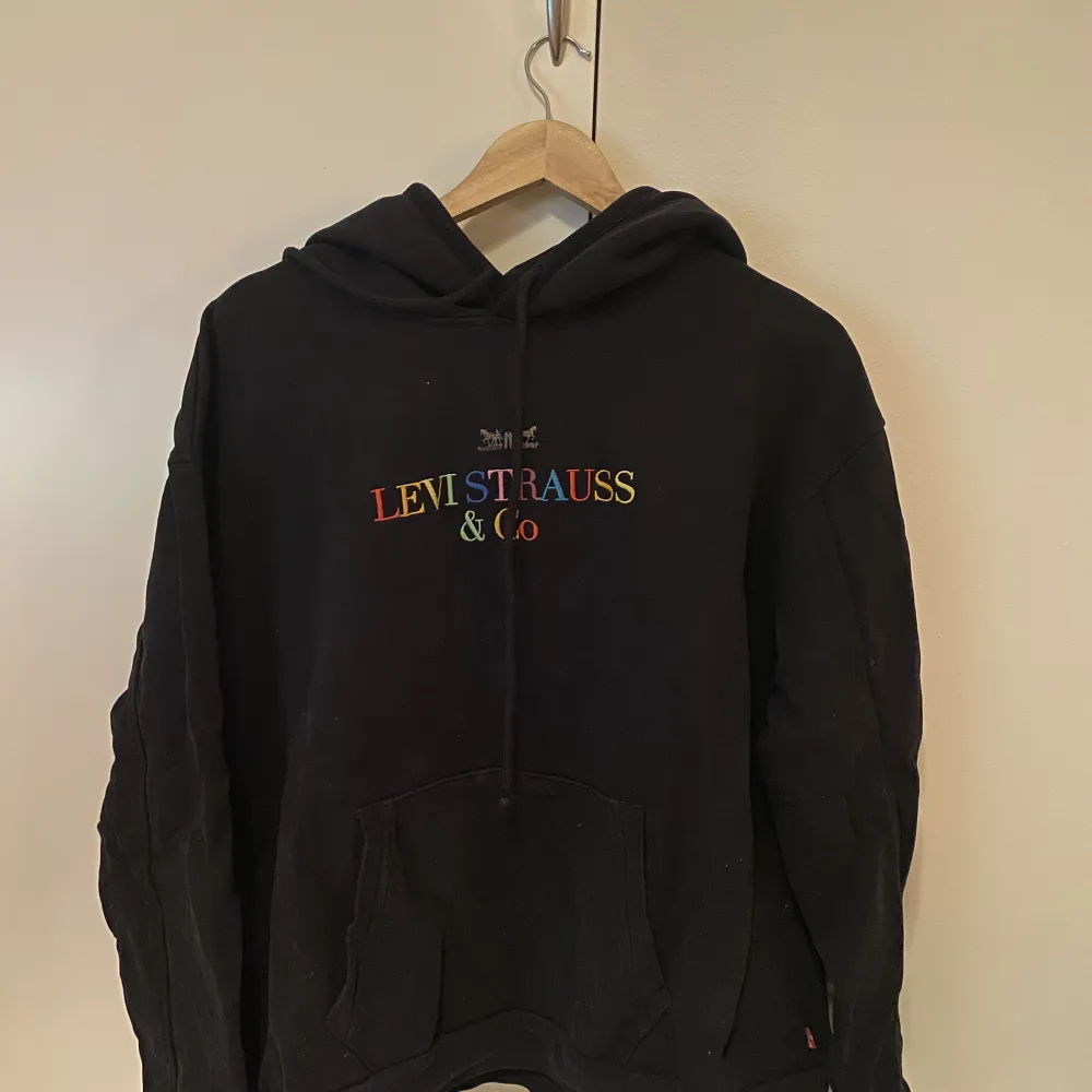 Svart hoodie från Levis. strl L dam. Passar s-m unisex. Hoodies.