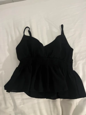 Fest topp - Snygg svart fest topp. Aldrig använd.