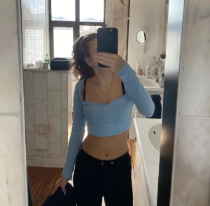 Blå ribbad topp  - Blå ribbad topp. Skick 10/10, skriv för frågor och bilder