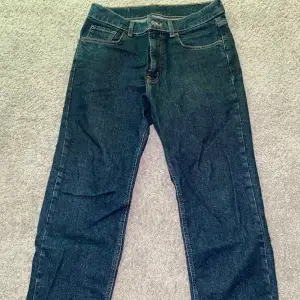 Säljer jeans från dressman köpta för 500kr. Inga skador eller defekter. Kontakta för fler bilder, pris kan diskuteras.