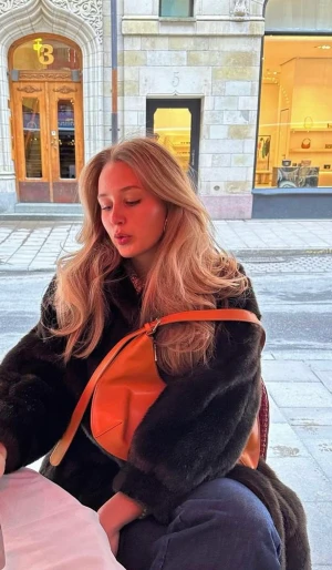 Orange väska! - Jättefin orange väska som är hyfsat stor och man får plats med mycket. Väskan är i bra skick!!