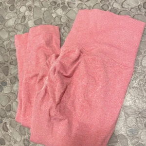 Träningstights - Jätte fina tränings tights med en liten scrunch i rumpan, super fina men används inte. Storlek xs, 60kr