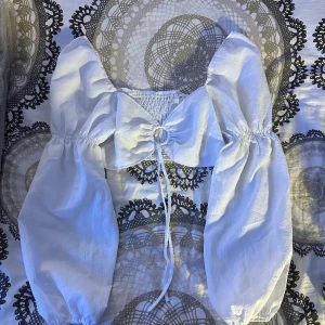 Tröja - Vit tröja i storlek L. Märke är oklart då lappen är borta.  Knappt använd. 