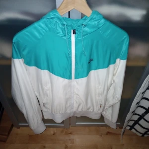 Nike jacka  - Äkta Nike tunt material,storlek M.  sparsamt använd.  vit/turkos 
