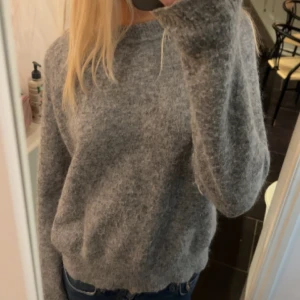 Stickad tröja - Grå stickad tröja från Zara. 