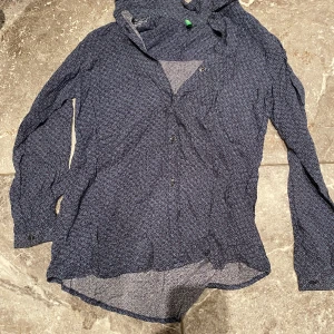 Skjorta 11-12 år - Blå fin skjorta. Skrynklig för att den legat på vinden ett tag. Blir ursnygg när den stryks. Märke: United colors of benetton. Säljer pga garderobrensning. Kika gärna på mina andra annonser, säljer mycket. Samfraktar gärna:)