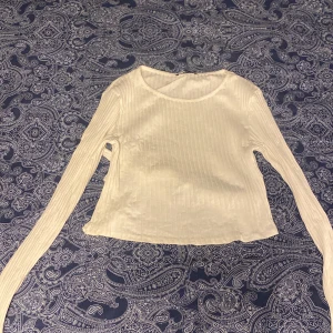 Långarmad magtröja med öppen rygg - Säljer denna eftersom den inte kommer till användning mer🌸Skulle säga den passar M/L.
