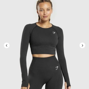 Gymshark Tröja - Säljer denna tröja i svart från Gymshark, då den är för liten tyvärr men supernöjd annars!! Använd men i fint skick🤝🏼🤝🏼