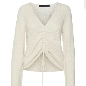 Stickad topp - Knappt använd så den är i gott skick! Går att ändra längden på toppen när du knyter