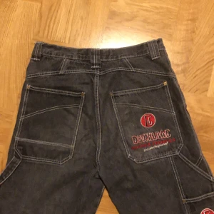 Baggy jeans  - Vintage jeans med coola detaljer! Dock väldigt söndriga längt ner därav priset🤝Jag är 170 ish Midjemått: 77cm Längd: 101cm