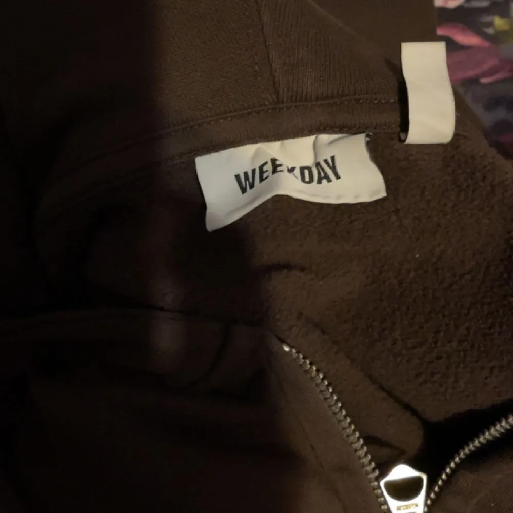 Brun oversize zip hoodie från weekday grym hoodie använder inte längre bara/ storlek S men är oversize. Hoodies.
