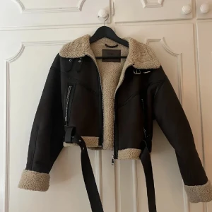 Viral jacka ZARA  - Jacka från Zara med teddyfoder, köpt förra hösten men använd fåtal gånger! Stl M 