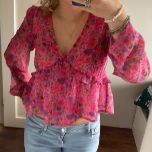 Blus - Jätte fin blus från bikbok. Kom privat för mer info.