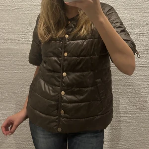 Trekvartsärmad jacka - Jätte fin populär trekvartsärmad höst jacka. Använd 1 gång som helt ny. Jätte fin med en stickad tröja under. Skriv vid intresse eller funderingar 💓💓
