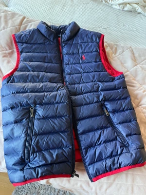 Ralph Lauren väst  - Mörkblå Ralph lauren väst i L barnstolek alltså 14-16 år i bra skick. 