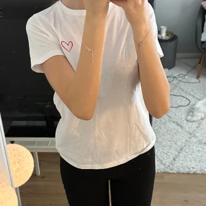 t-shirt - en jättesöt t-shirt med ett rött litet hjärta❤️