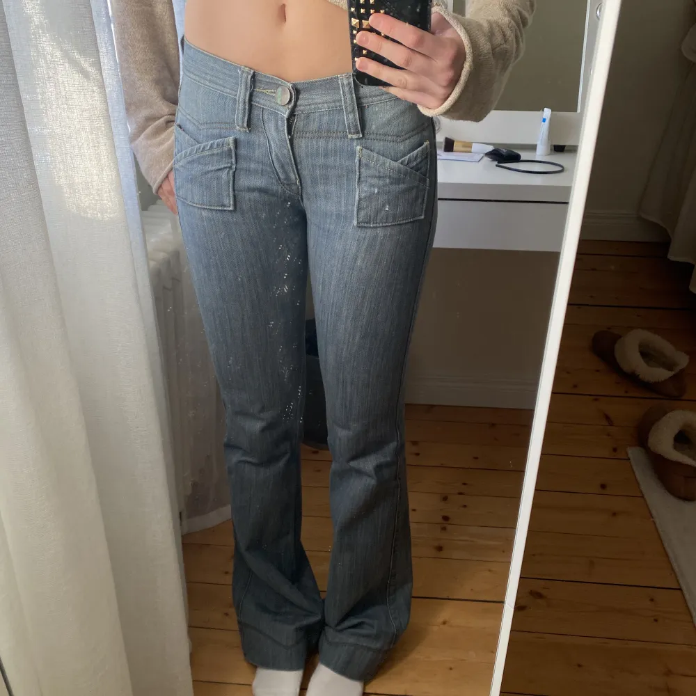 Mina favorit lågmidjade jeans från Roxy som tyvärr blivit för små och därav säljer. Har blivit lite slitna längst ner, syns på sista bilden, men verkligen inget man tänker på! Midjemått rakt över: 36 cm. Innerbenslängd: 84 cm❤️ Kom privat för fler bilder!. Jeans & Byxor.