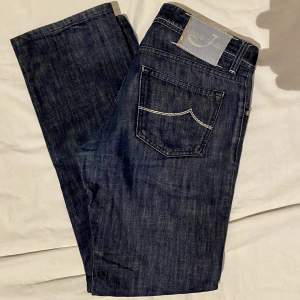 Jacob Cohen jeans i bra skick, lite slitage på taggen där back. Därav priset 🙌 midja: 42cm. Innerbenslängd: 80cm Säljs extremt billigt, vill bara bli av med.