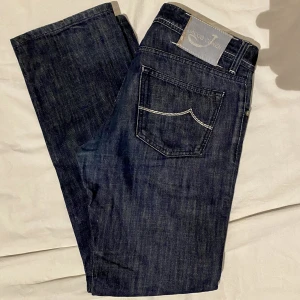 Jacob Cohen 620 - Jacob Cohen jeans i bra skick, lite slitage på taggen där back. Därav priset 🙌 midja: 42cm. Innerbenslängd: 80cm Säljs extremt billigt, vill bara bli av med.