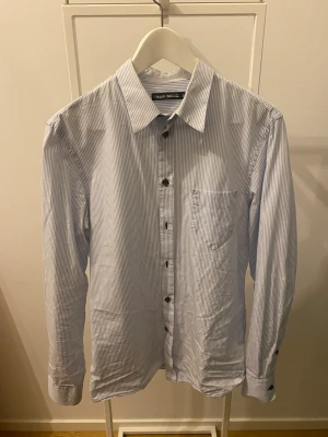 Randig skjorta - Säljer en randig filippa k skjorta. Gissar på att nypris ligger runt 1400kr då de flesta liknande skjortor ligger på samma pris. Storlek S. Köpare står för frakt, kan tänka mig mötas upp i centrala stockholm/nacka.  Skriv vid funderingar