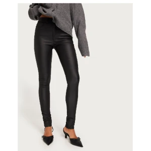 Skinnbyxor - Tighta skinnbyxor från Only, storlek S/32🍂