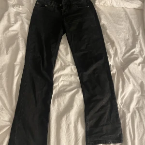 Icon jeans  - Säljer dessa snygga jeans från lager i modellen Icon! Säljer pågrund av att dem inte passar mig. Dem är i strl S nypris är ca 400